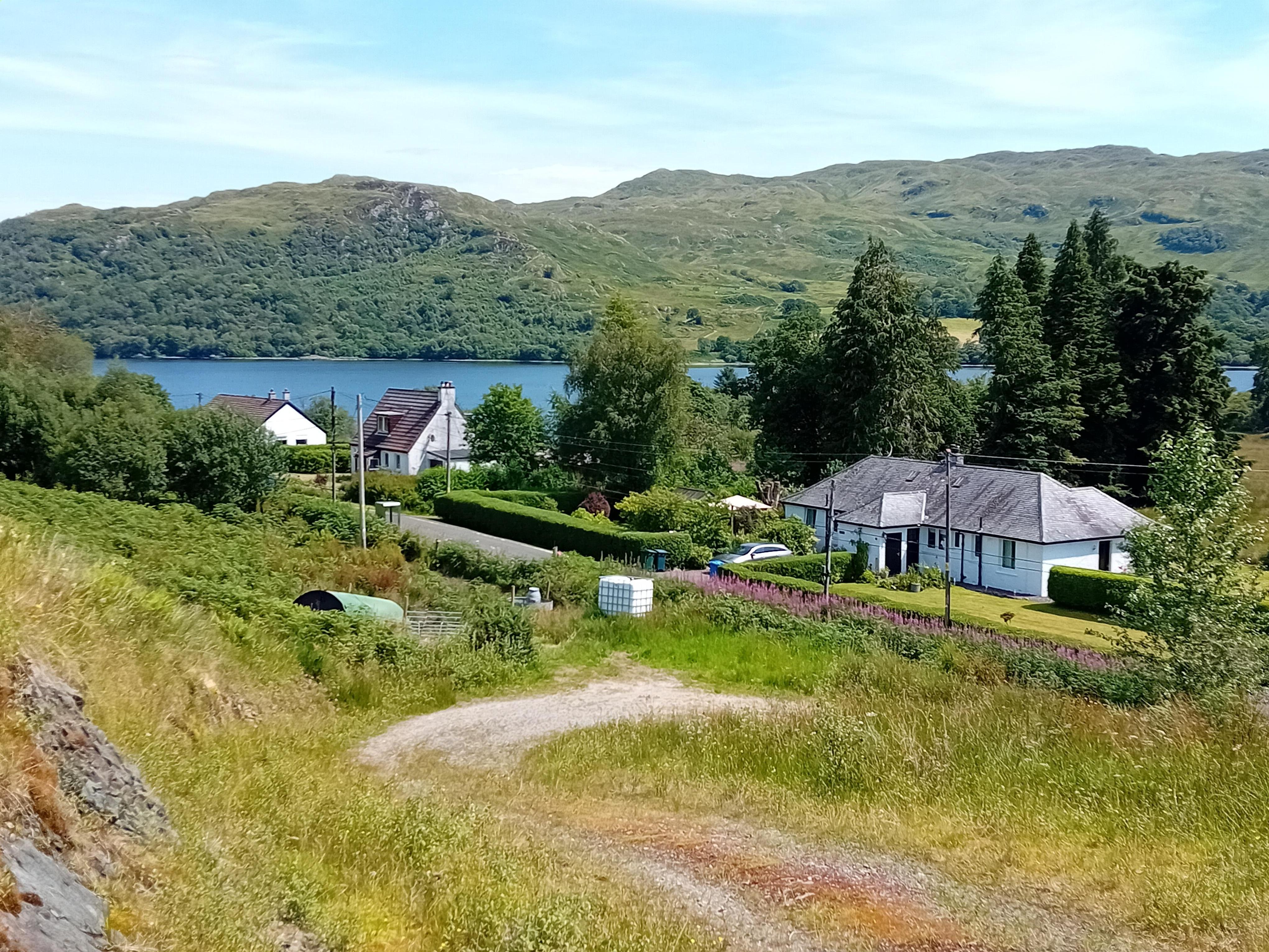 Ferienhaus (rechts) am Loch Awe