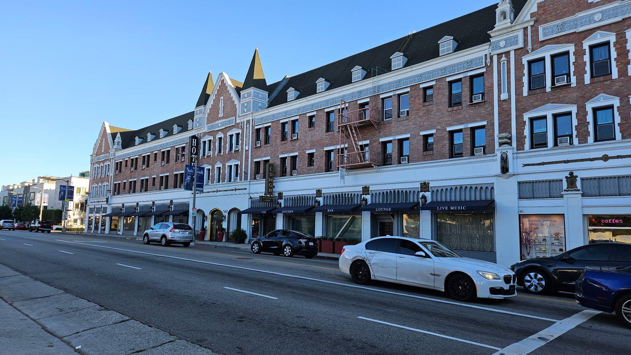 Beautiful historical hotel, Eddie is the best mixoligest ever