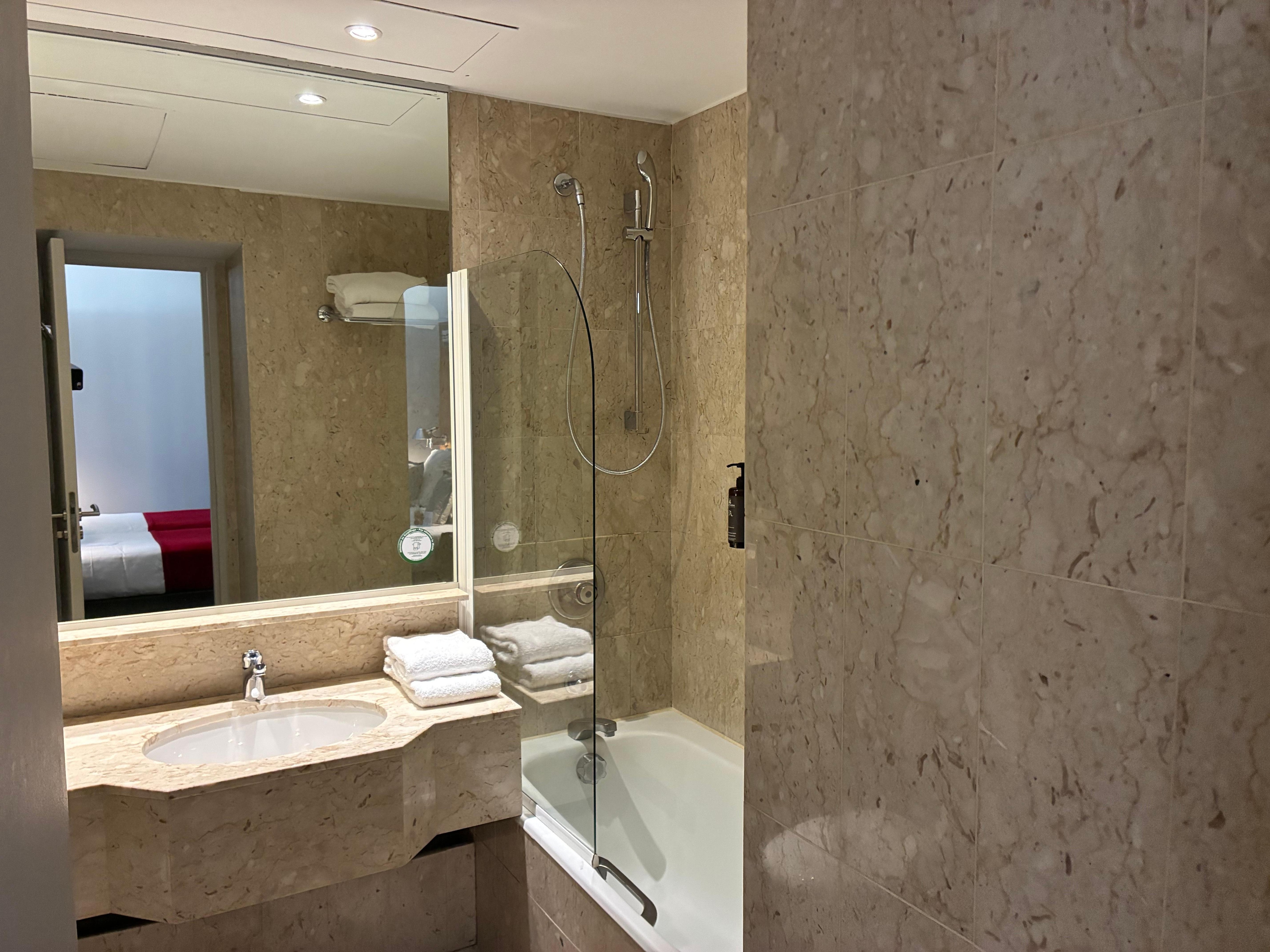 拡大鏡はヒゲ剃りに便利です♪