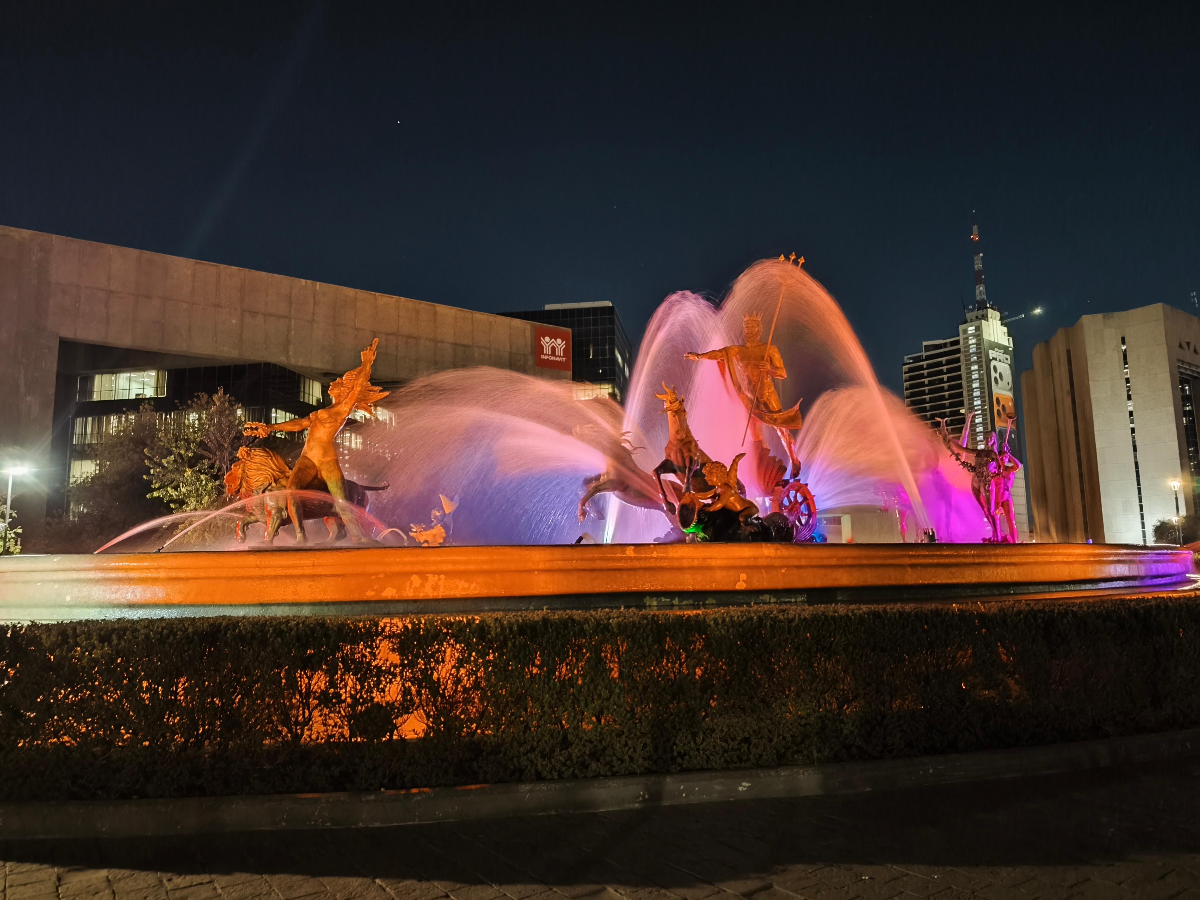 Esta cerca de varios lugares y puede ir y venir uno a pie sin problema, es seguro