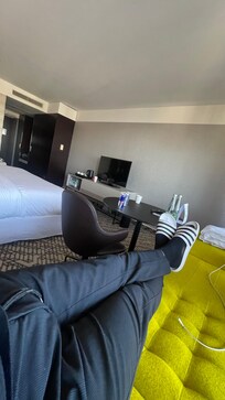 Am Fenster eine liege!