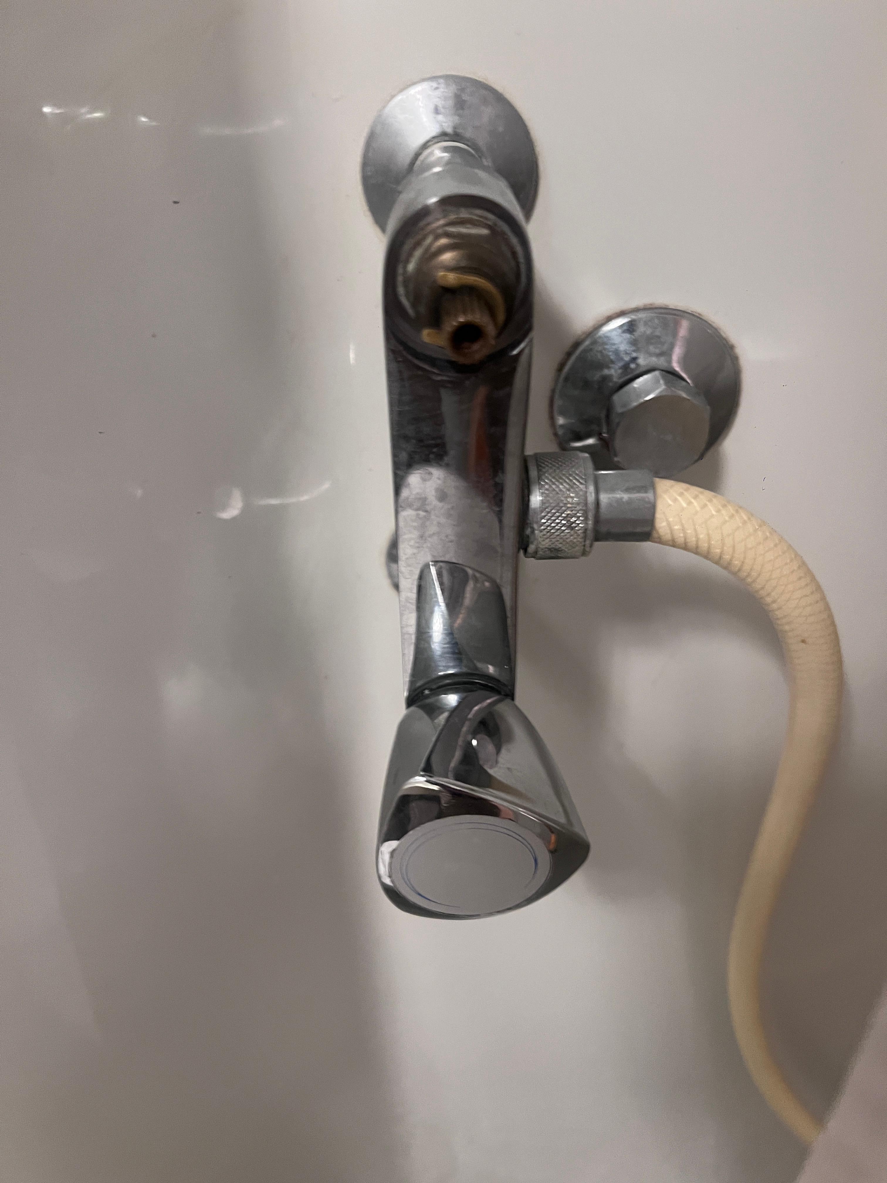 No tap to turn water on or off