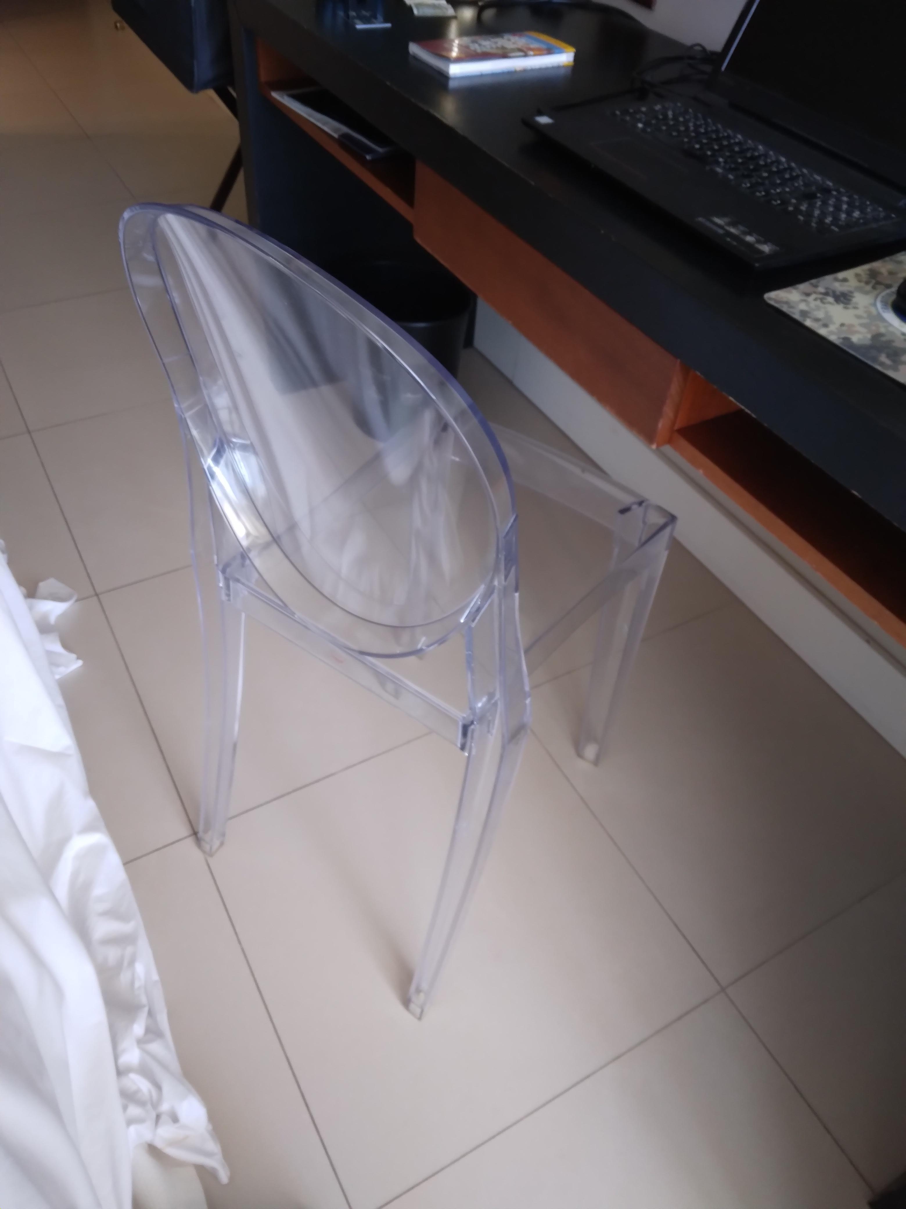 einzige, unbequeme Sitzgelegenheit (außer am Balkon)