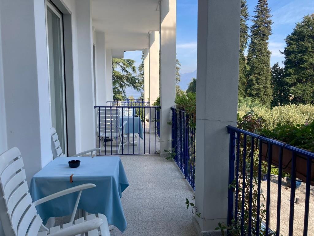 chambre triple donnant sur l'entrée de lhôtel