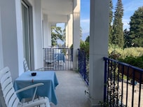 chambre triple donnant sur l'entrée de lhôtel