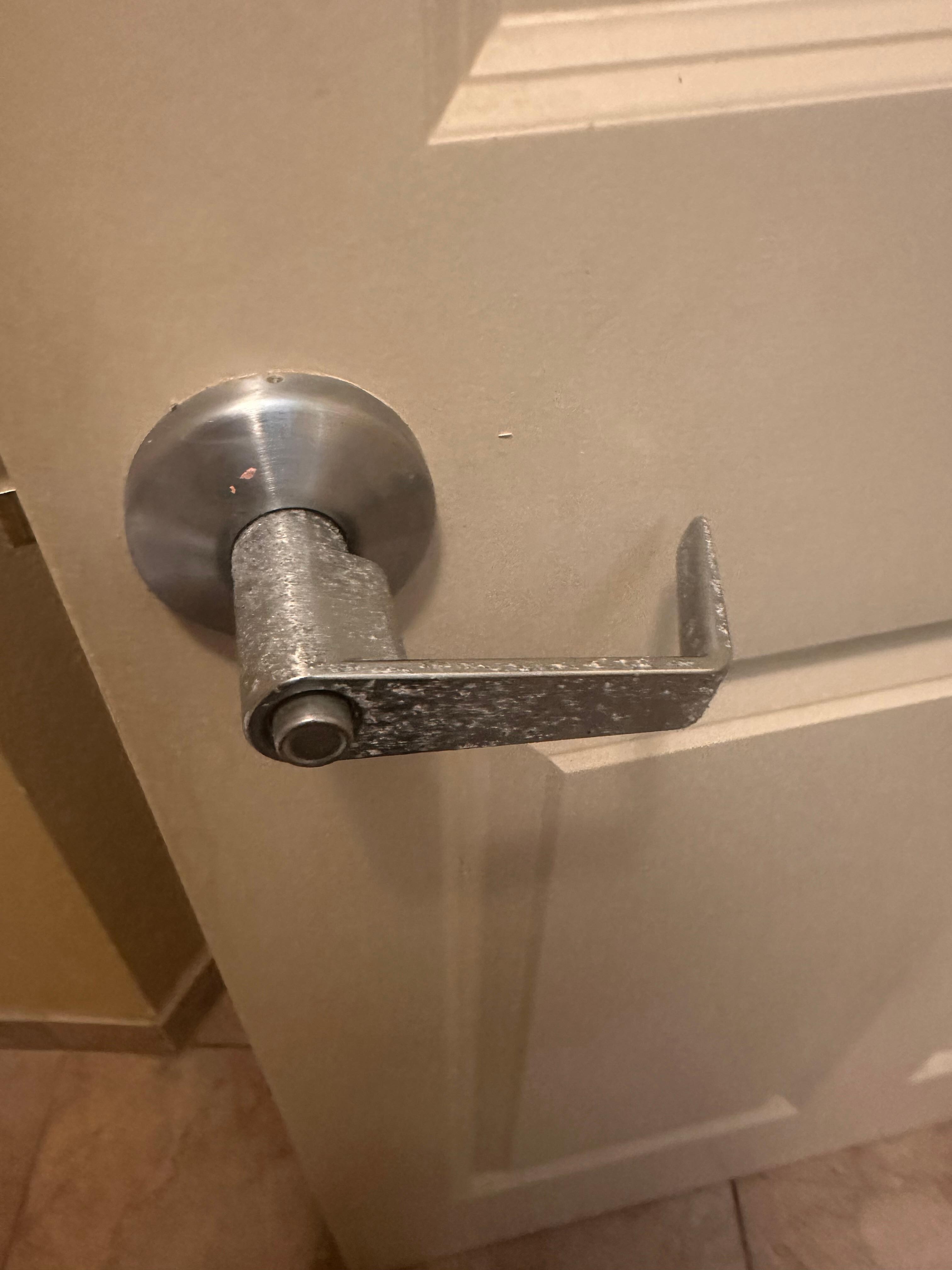 Manija de puerta en el baño 