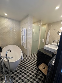 Large clean bathroom with all the bells and wistles