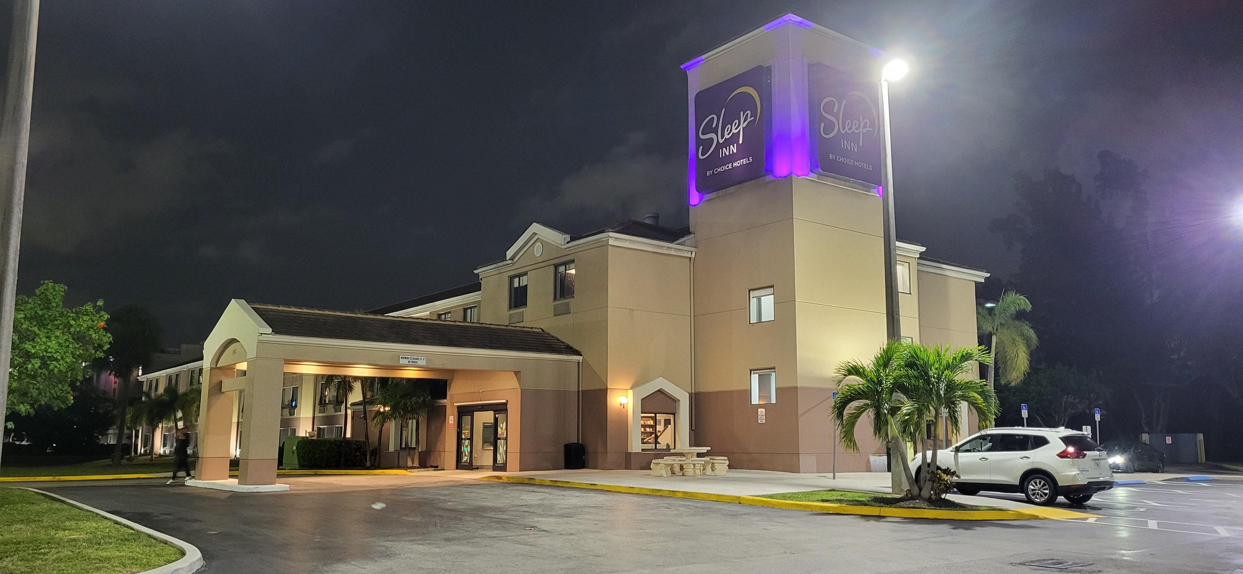 Parte del área de los estacionamientos del hotel Sleep Inn Miami International Airport.