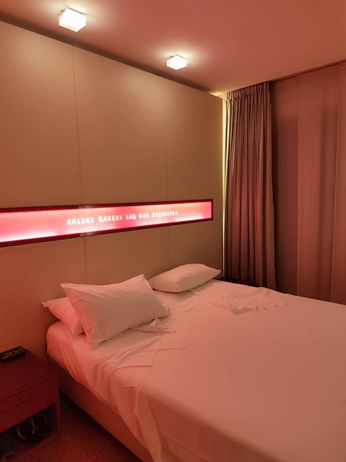 Cama e quarto muito bons.