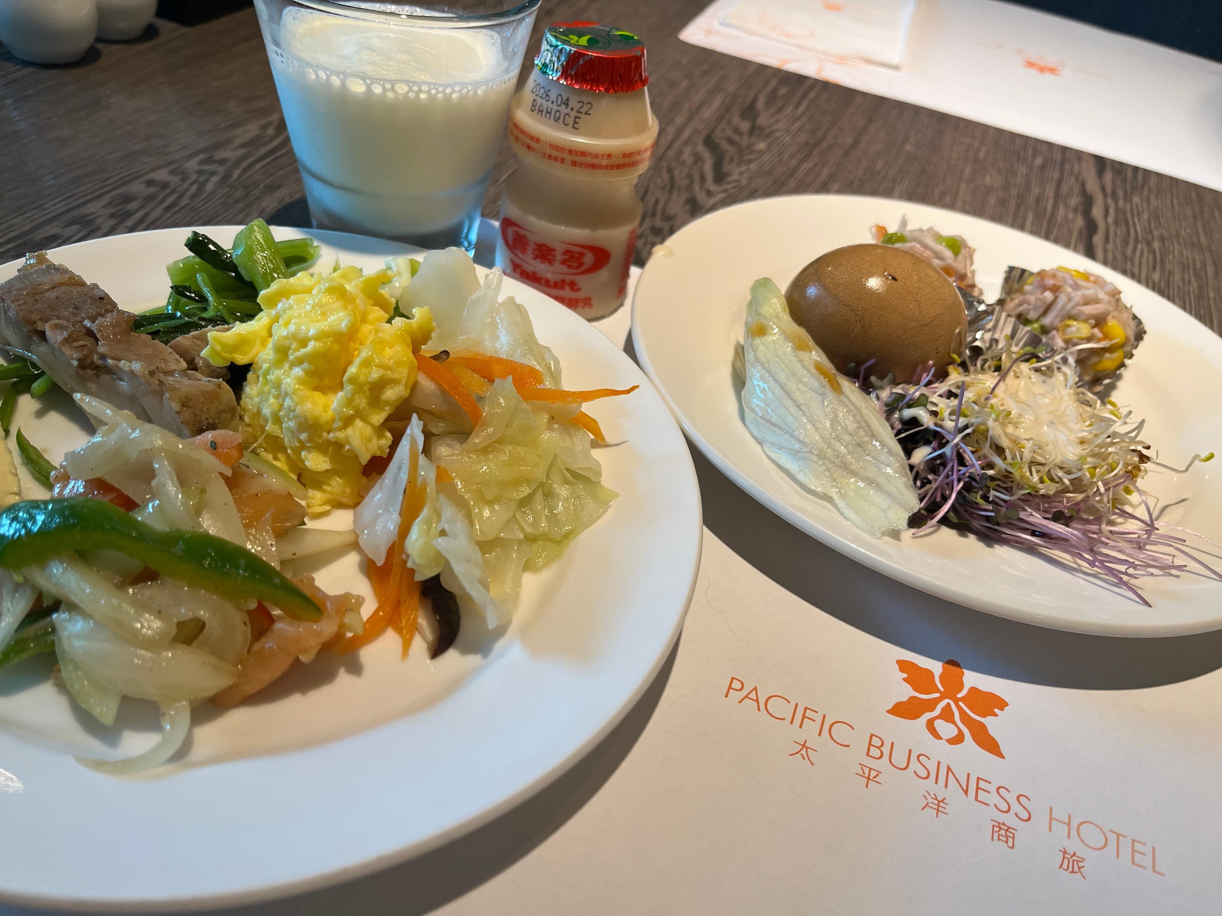 右奥は茶葉蛋、左側は野菜を中心にチョイス。どれも日本人の口に合う。