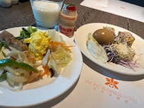 右奥は茶葉蛋、左側は野菜を中心にチョイス。どれも日本人の口に合う。