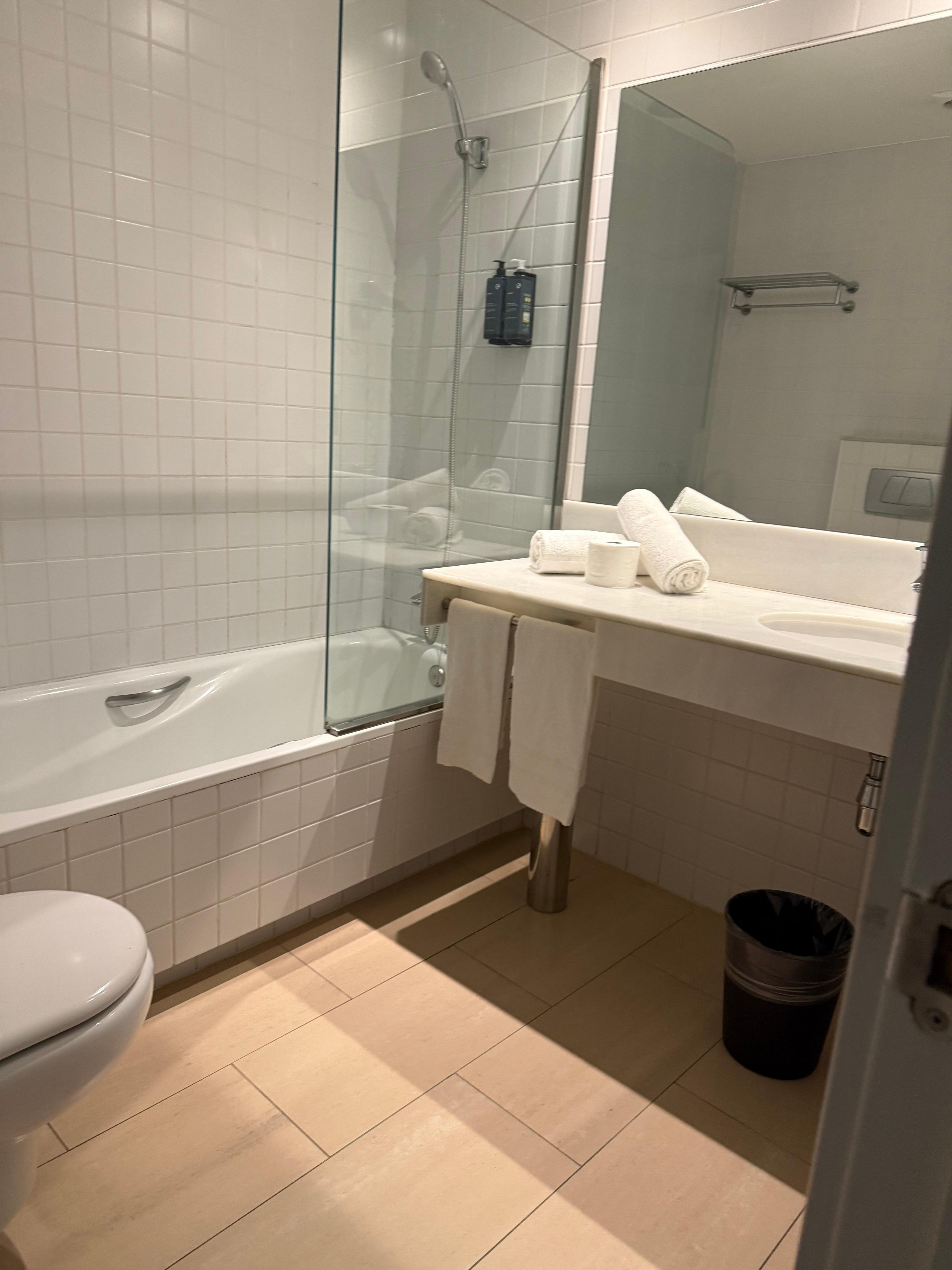 Wonderfully clean bathroom!