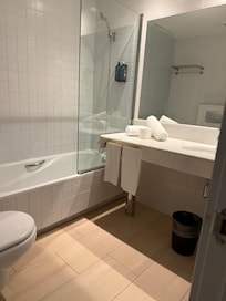 Wonderfully clean bathroom!