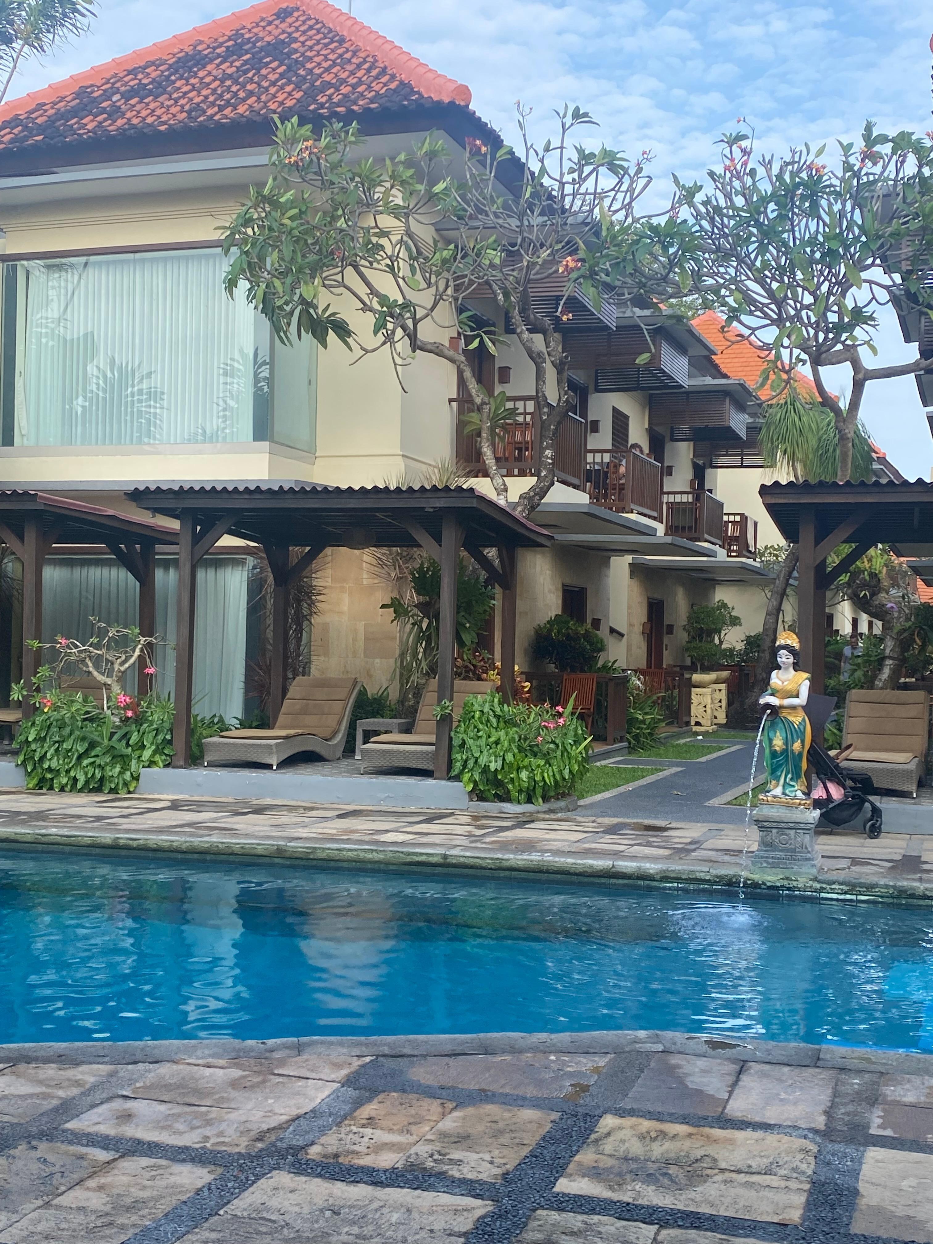 Small pool with sun lounges 