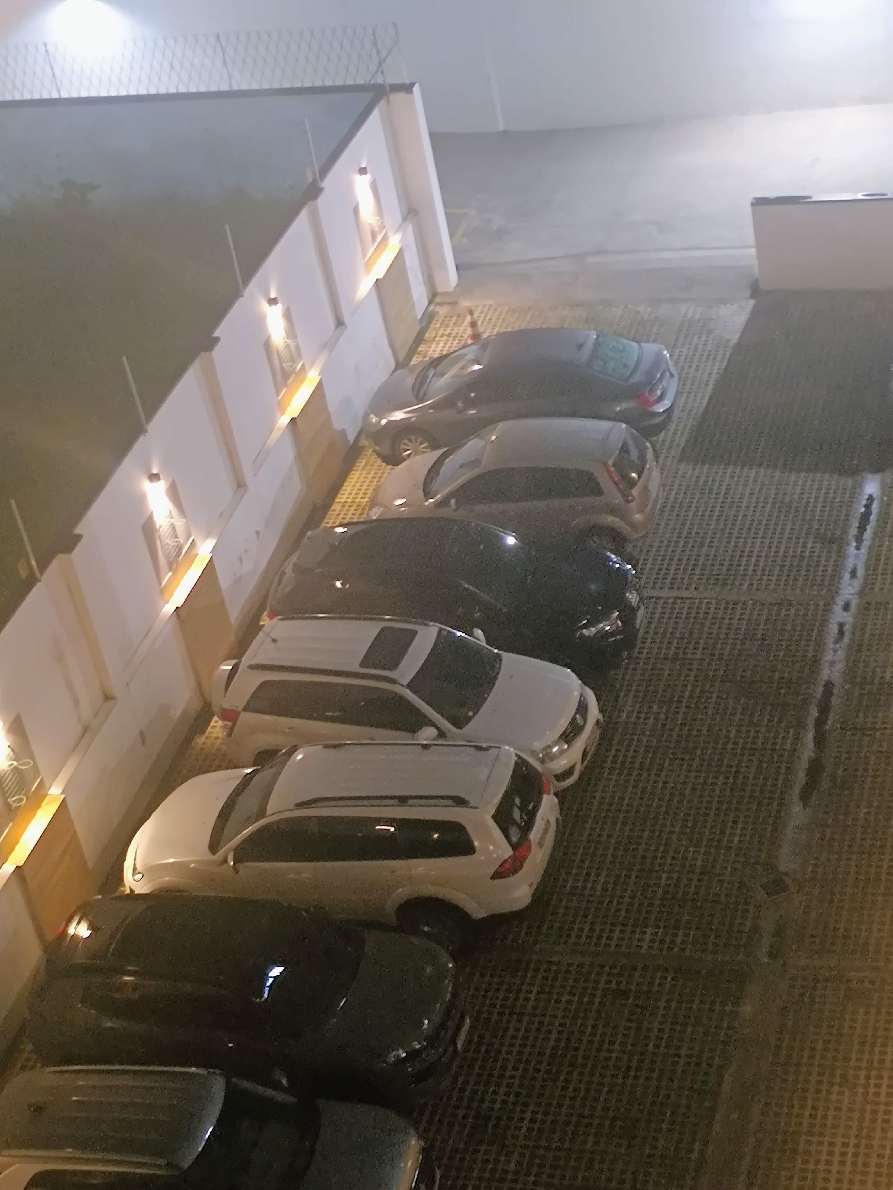 O último veículo impede o acesso à outra área de estacionamento. A falta de demarcação gera este problema. Além disso a falta em todo o local diminui a capacidade de estacionamento.