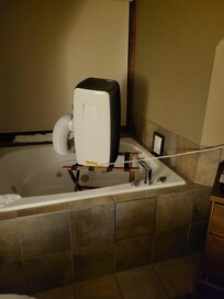 Portable A/C unit in the tub on the luggage rack because the upstairs was sweltering. Better not to be able to use the bathtub than to sweat all night. Also, they had a little fan on the dresser. They need to update the rooms and add ceiling fans.