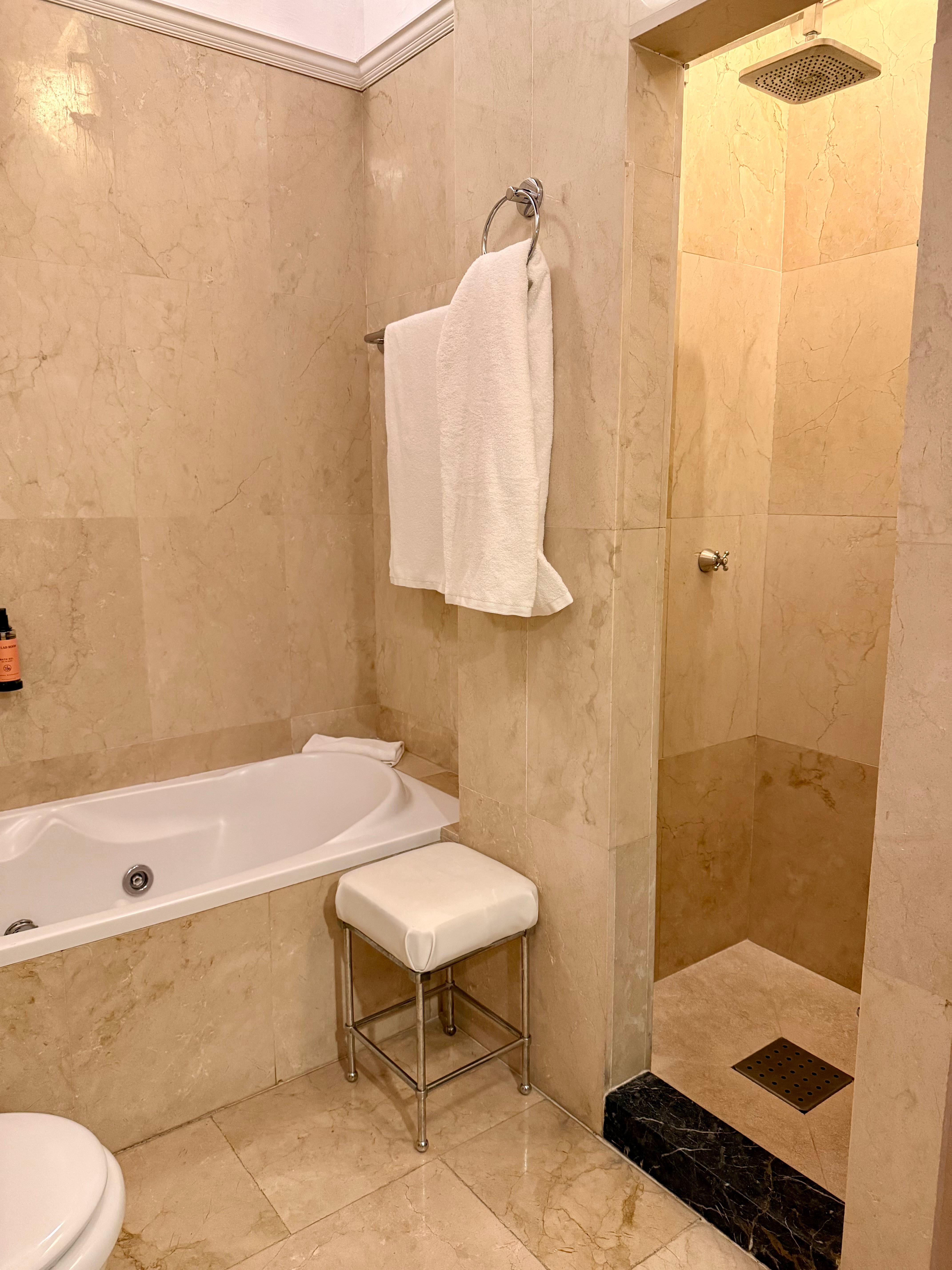 zahlreiche Patios mit vielen Blumen 