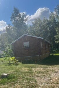The backside with the Cabinâs name.