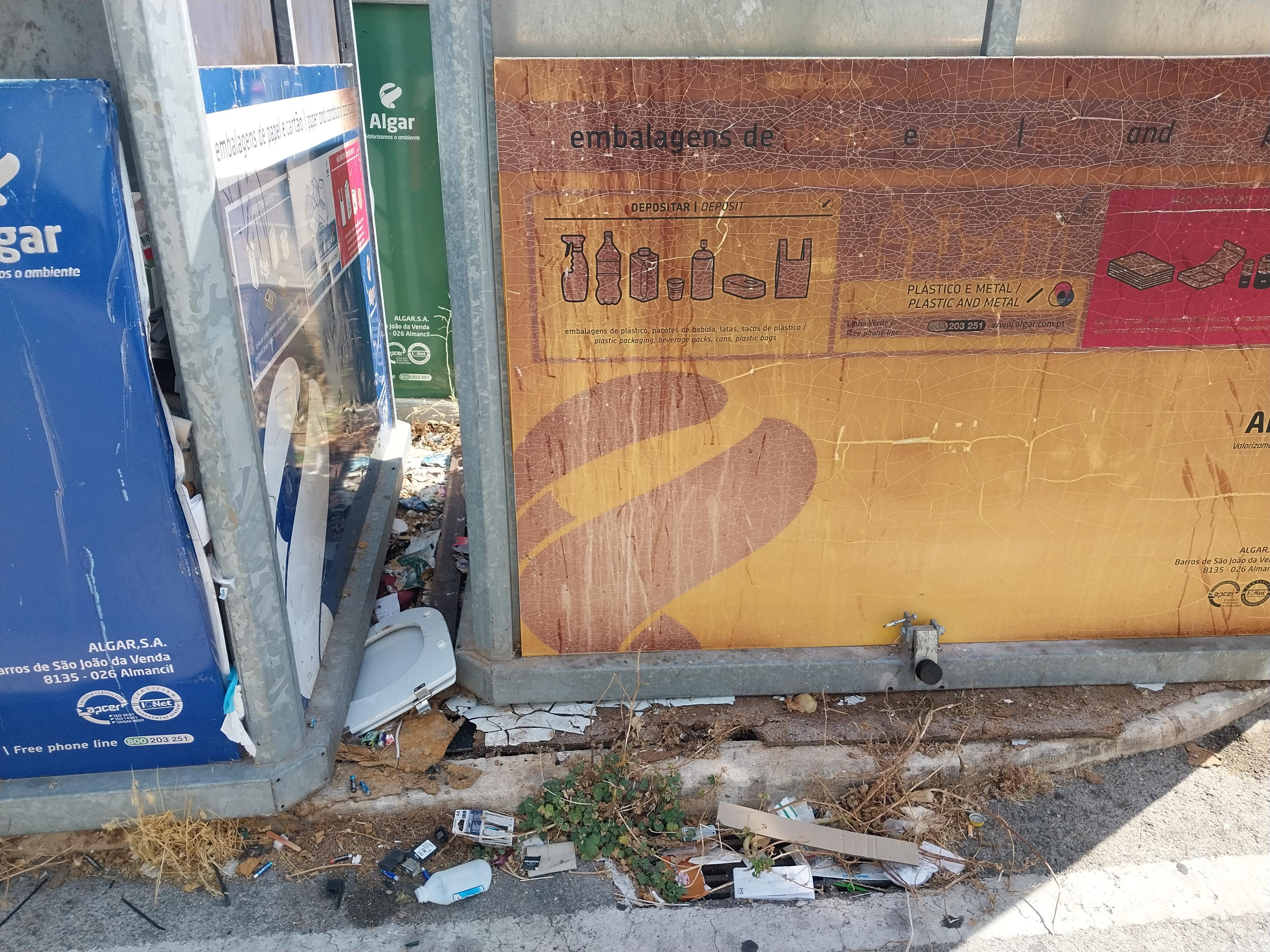 Desperdicios fuera de recipiente