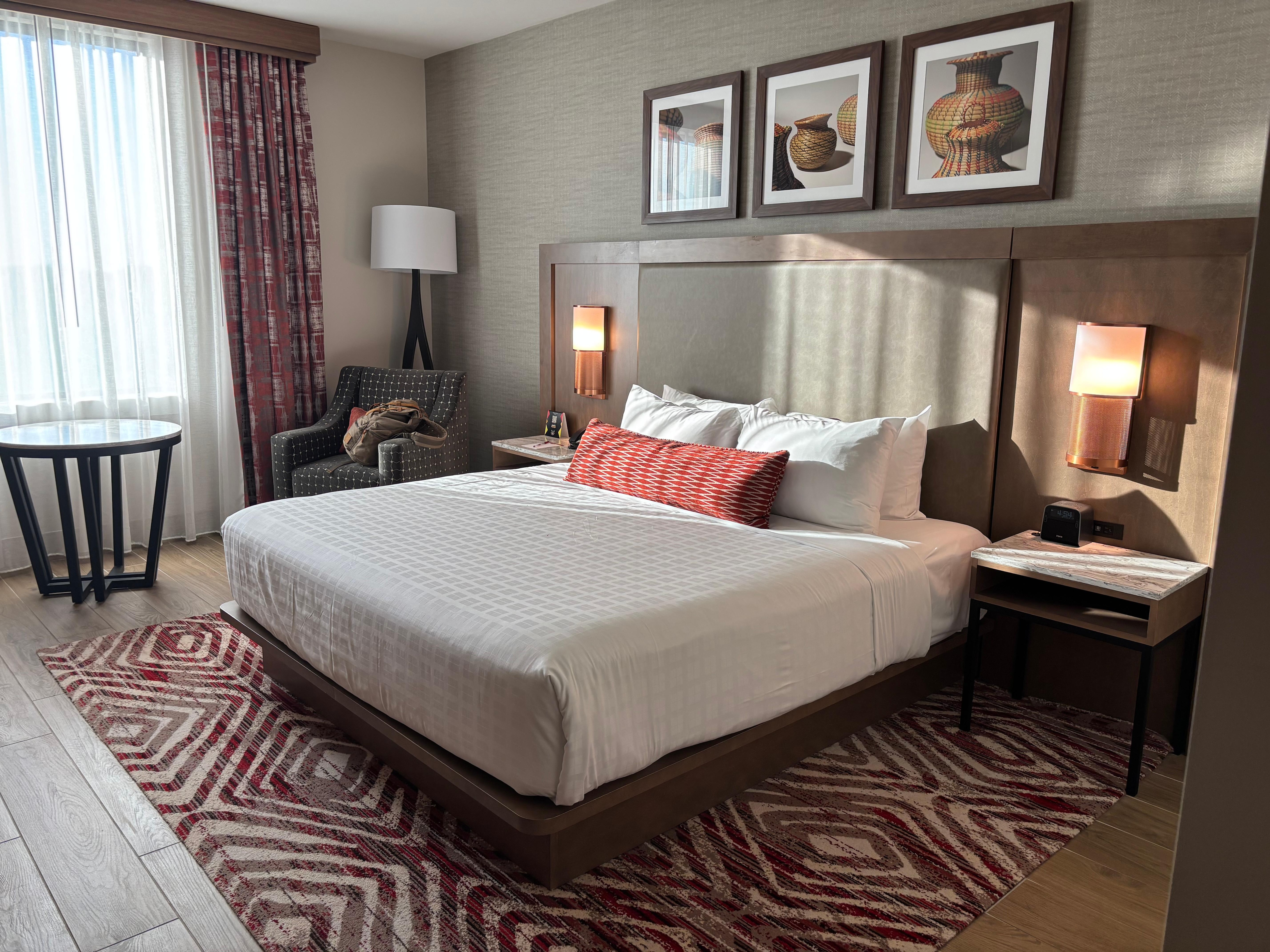 Schönes Zimmer; leider wurde das Bett nie gemacht. 