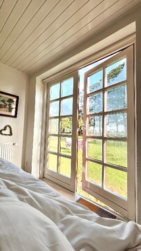 Uitzicht vanuit bed (Groene Kamer) op de tuin