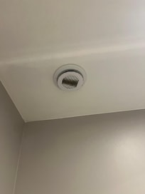 verdreckte Abluftgitter in den Badezimmern
