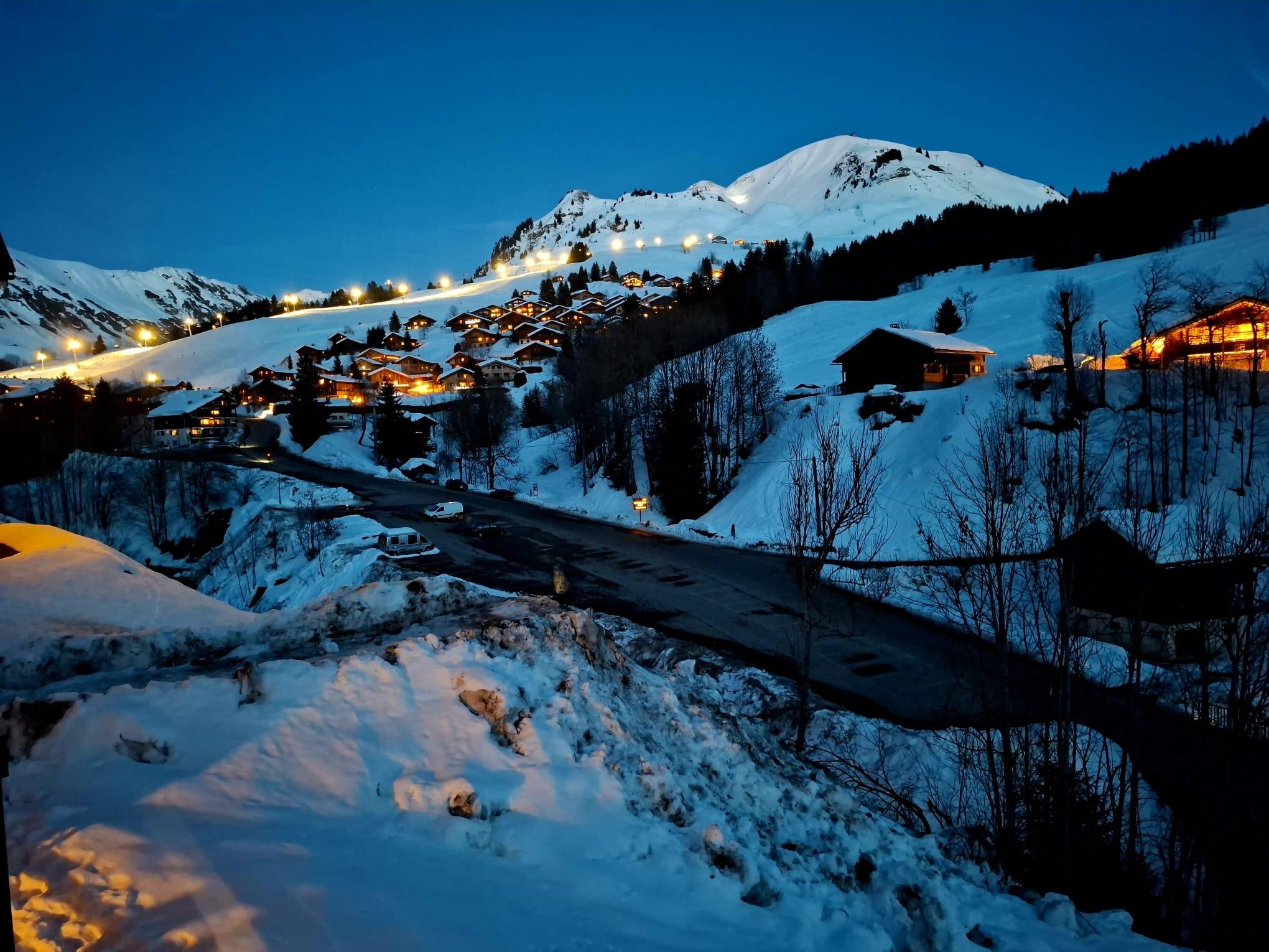Superbe vue de nuit du balcon