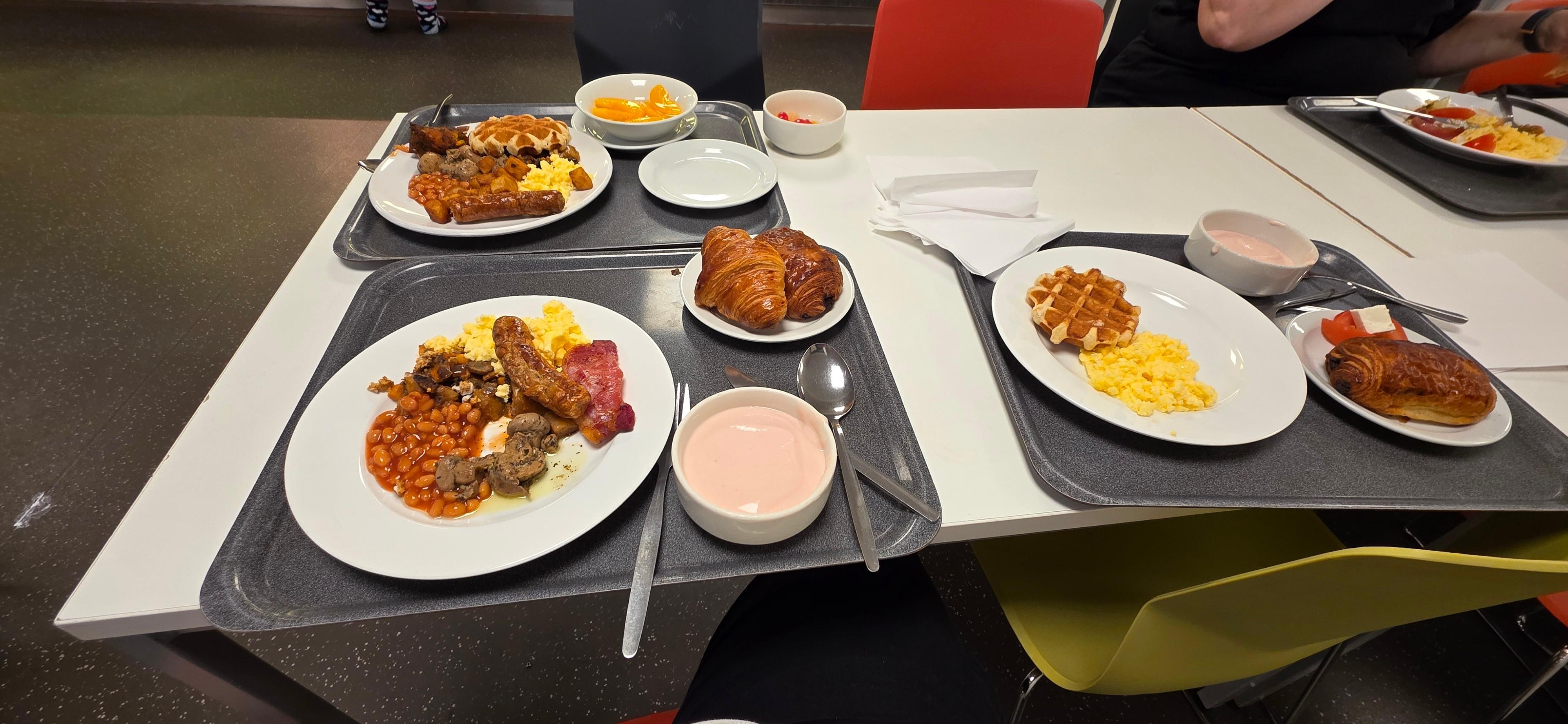 푸짐하고도 다양한 종류의 아침식사