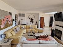 Le salon, avec smarttv et cheminée.