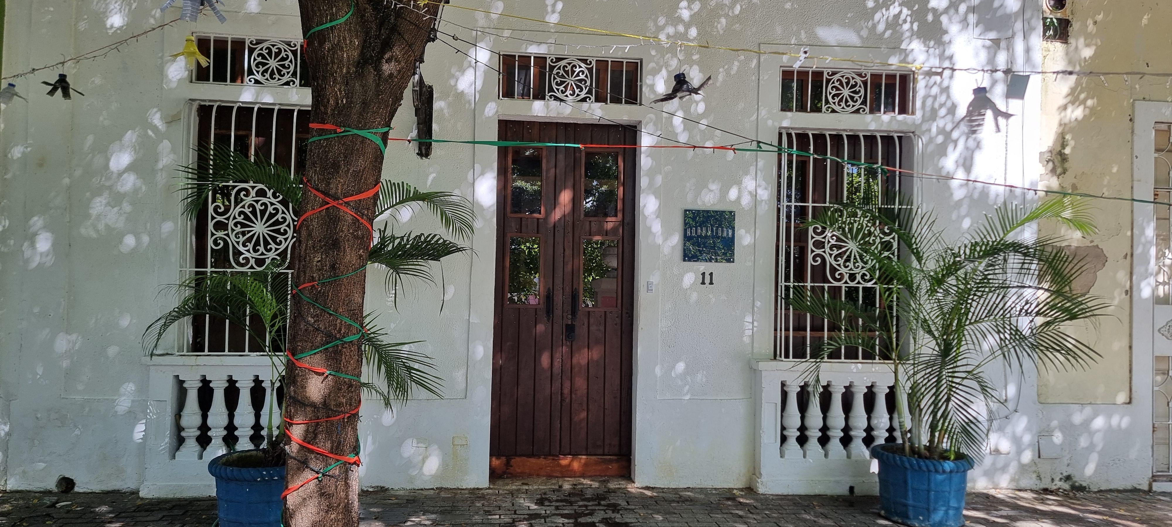 Der Eingang liegt etwas versteckt und hat einen kleinen Park davor.