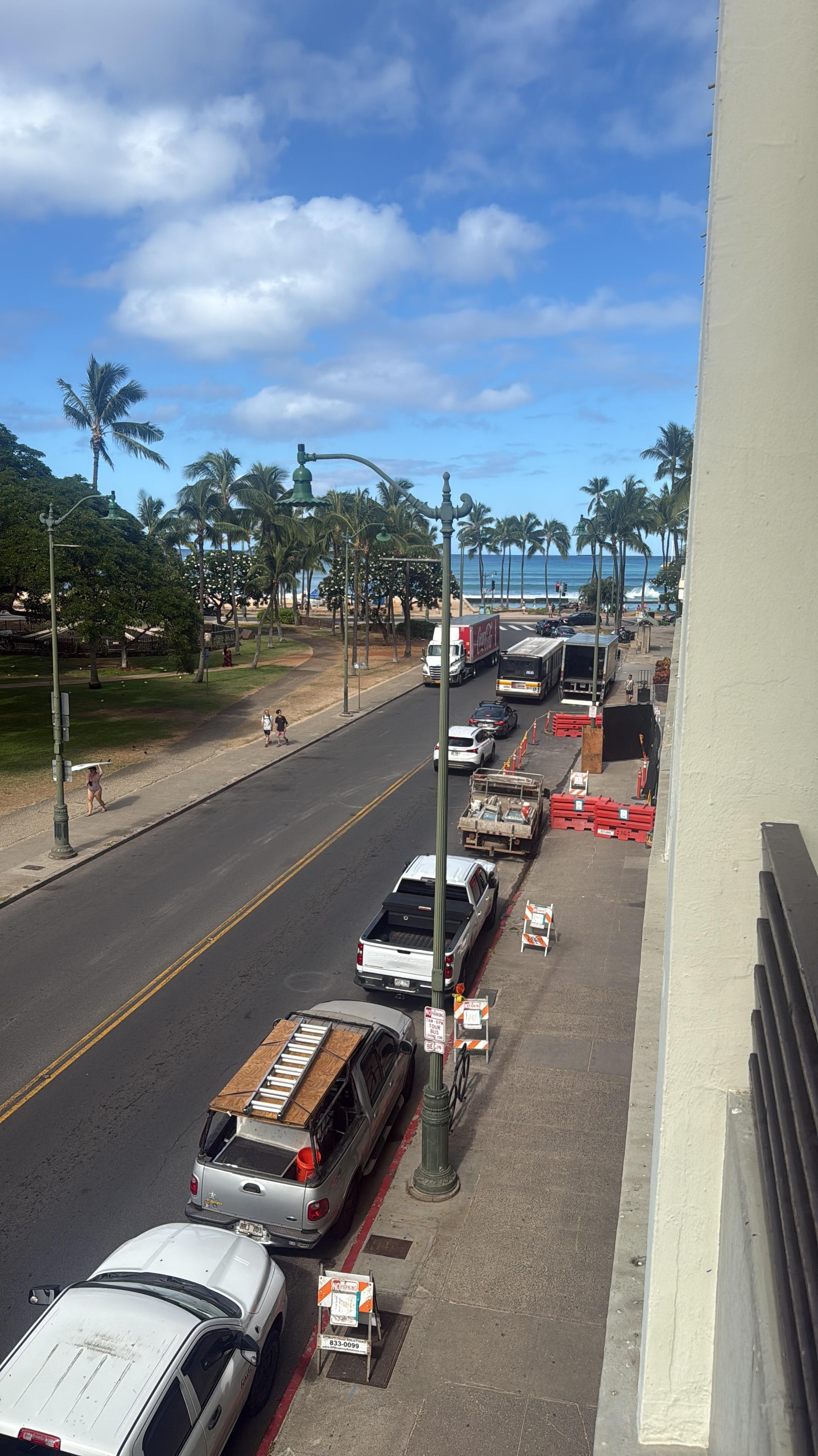 Vom Balkon aus nach Links zum Strand ca. 100-150m