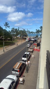 Vom Balkon aus nach Links zum Strand ca. 100-150m