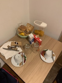 Angolo colazione fai-da-te in camera.