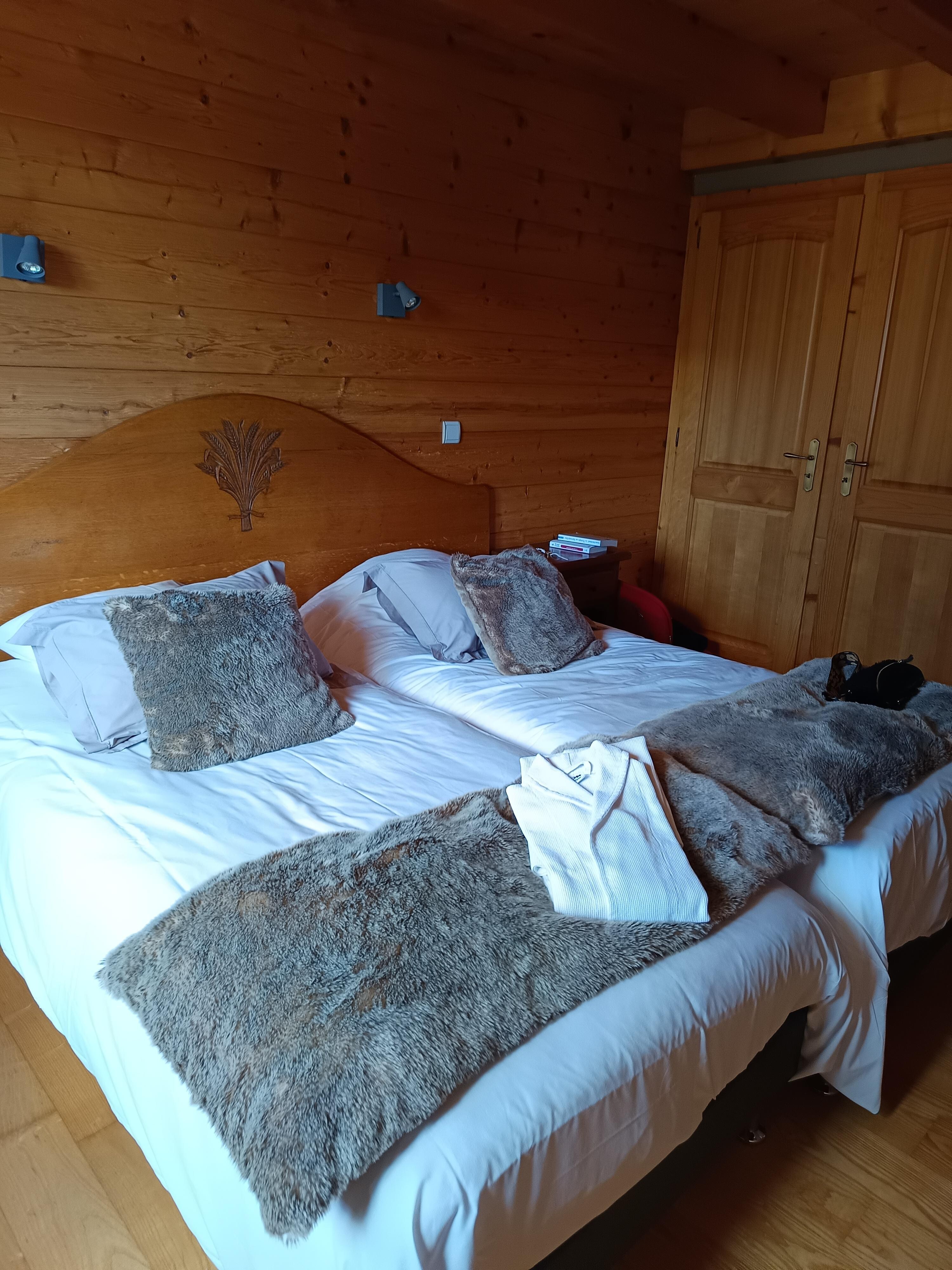 Une chambre deux lits jumeaux avec télévision 
Bureau et grand placard 