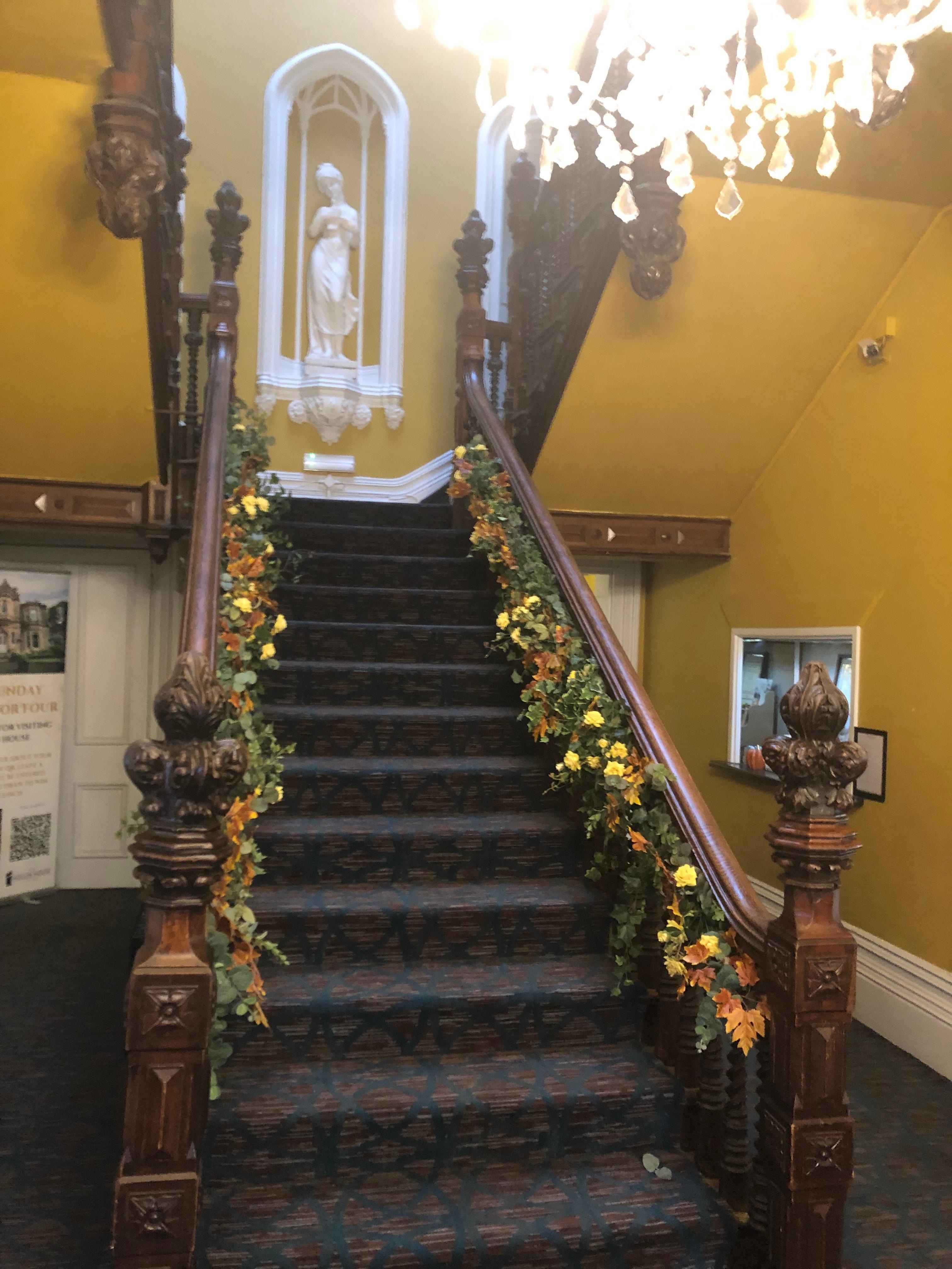 Eingang und Treppe zu den Zimmern