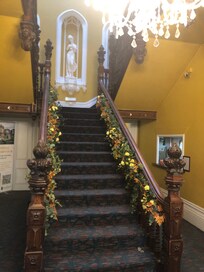 Eingang und Treppe zu den Zimmern