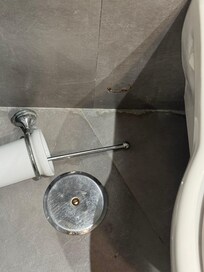 Klobürstenhalterung ist von der Wand gefallen