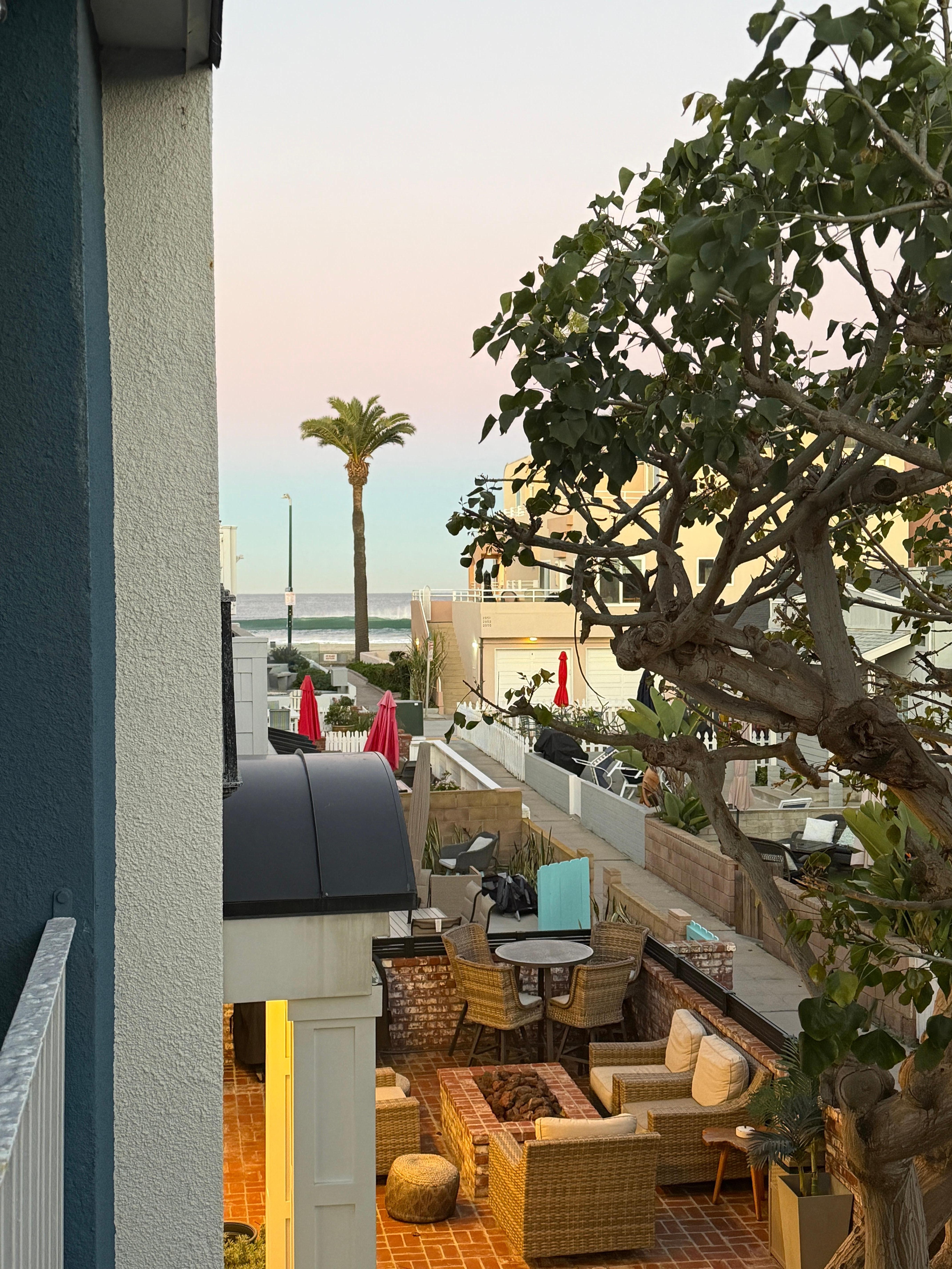 Can see the beach from the balcony 