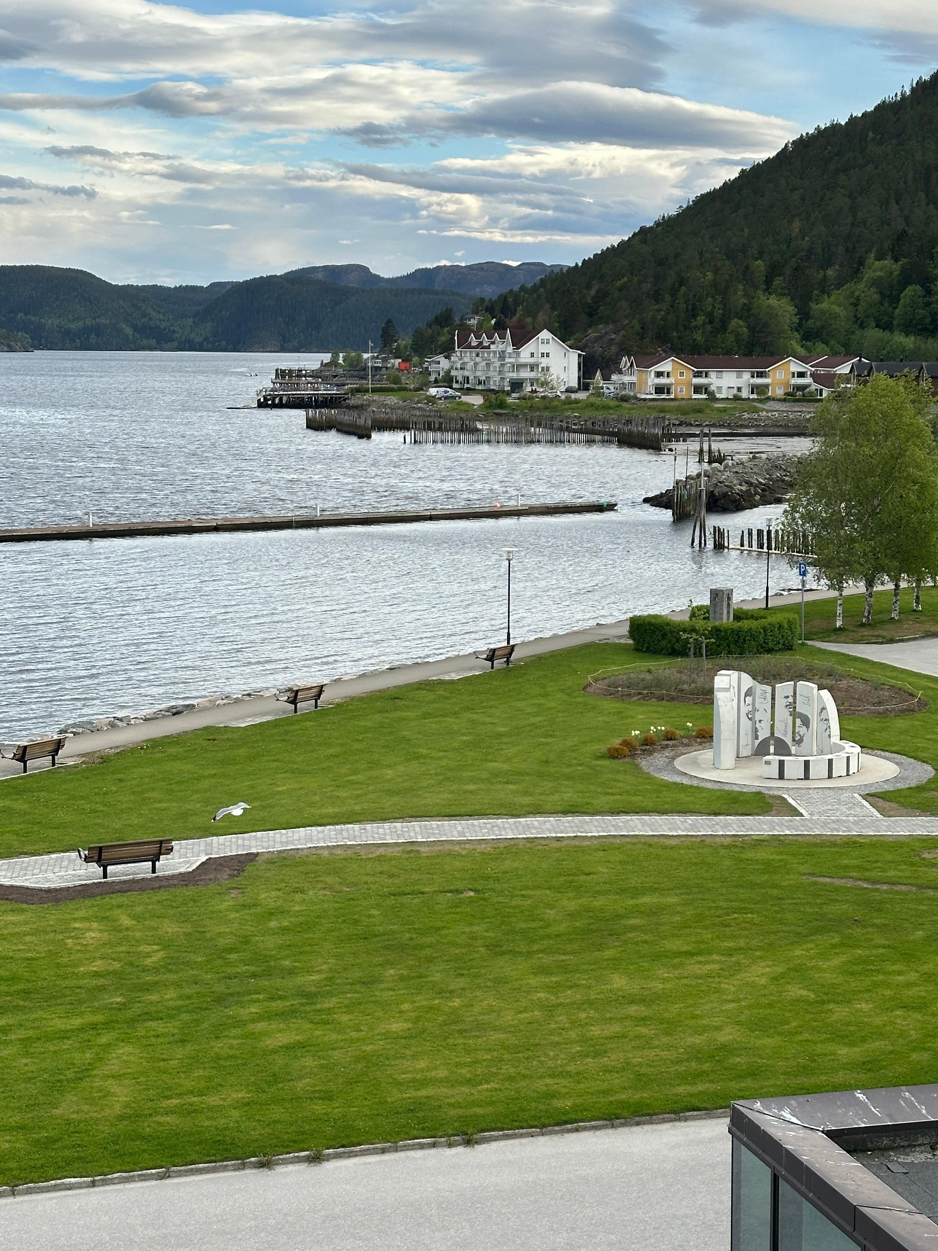 Utsikt fra rommet. Som viser æresgalleri for DDE, popgruppe fra Namsos.