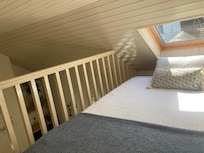 Bett mit Blick in die Sterne