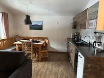 Wohnzimmer mit Küche