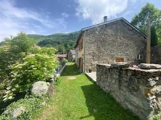 L'entrée de la maison avec le coin barbecue sur la terrasse