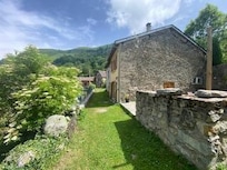 L'entrée de la maison avec le coin barbecue sur la terrasse