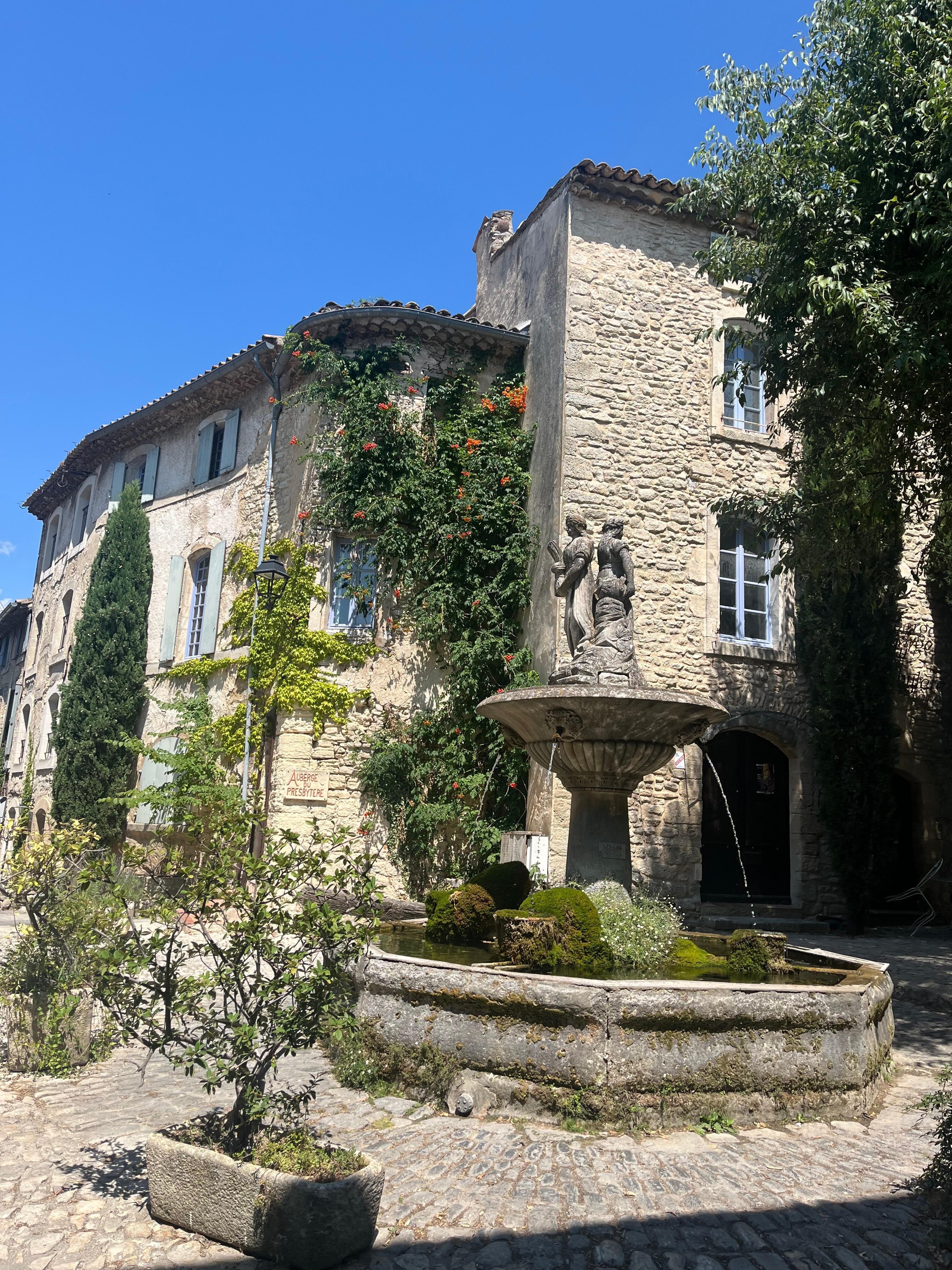 Place typique de saignon