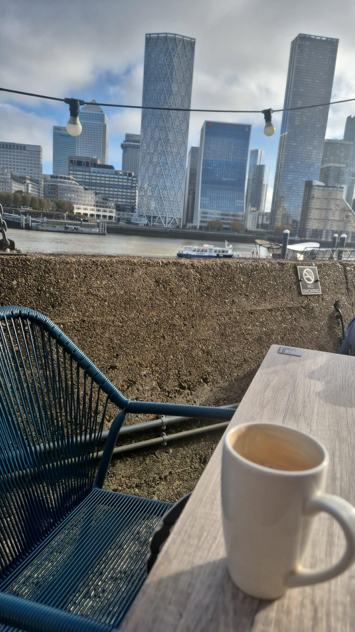 Morgenkaffen på uteområdet til hotellet i solen