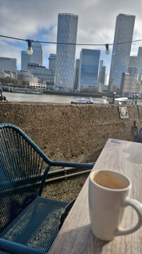 Morgenkaffen på uteområdet til hotellet i solen