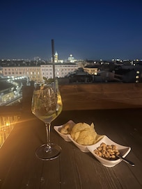 Perfekt avslut på lååånga dagar , med drink på hotellets takbar. ❤️