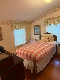 Bedroom with twin beds