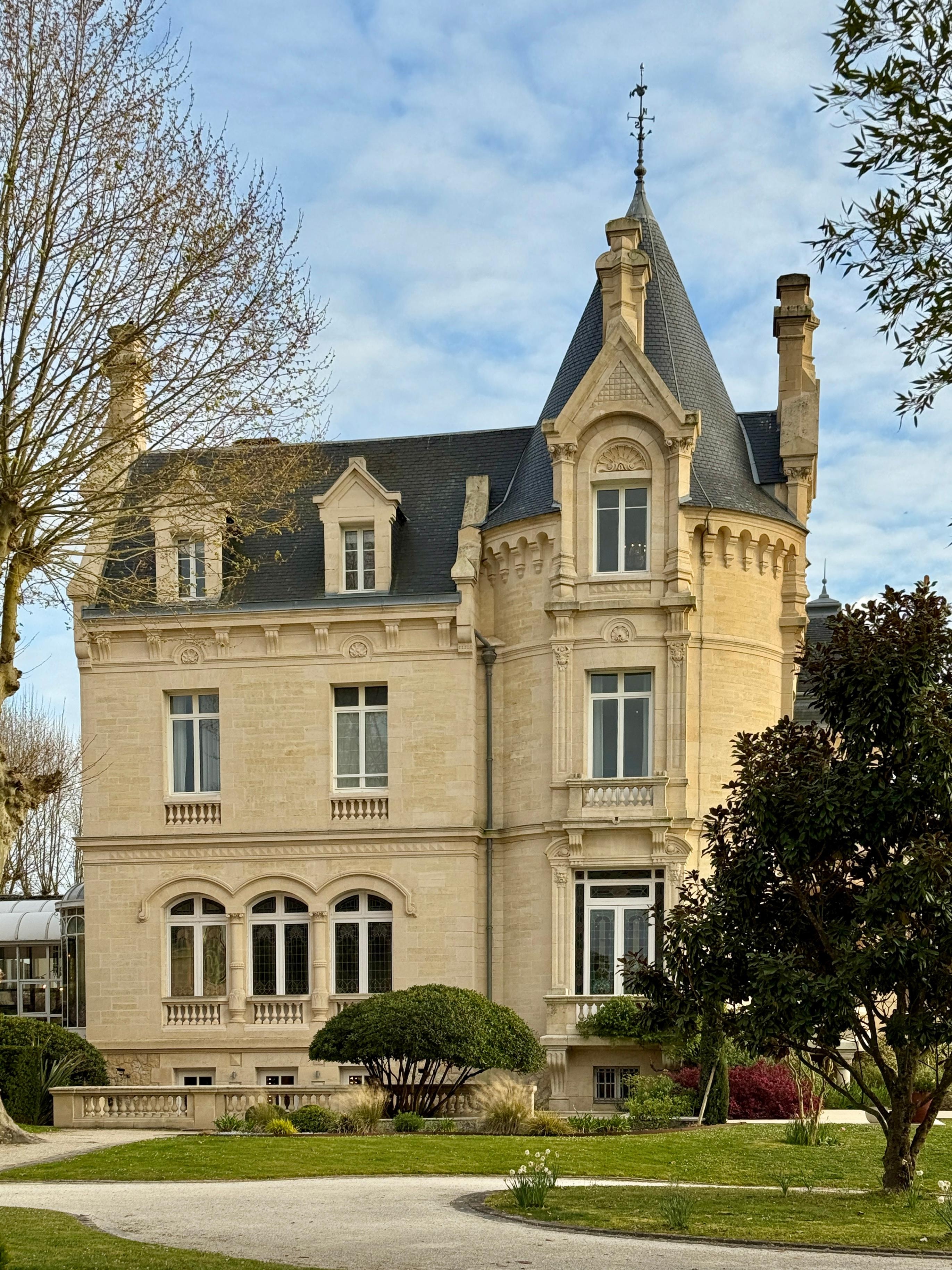 front of chateau/hotel