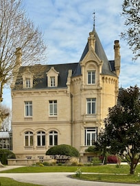 front of chateau/hotel